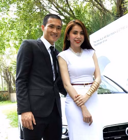 Những món quà đắt giá Công Vinh dành tặng Thủy Tiên đã dấy lên những bàn tán, ì xèo. Nhưng nó cũng chứng tỏ cả hai đã có thể "cho nhau" nhiều hơn.