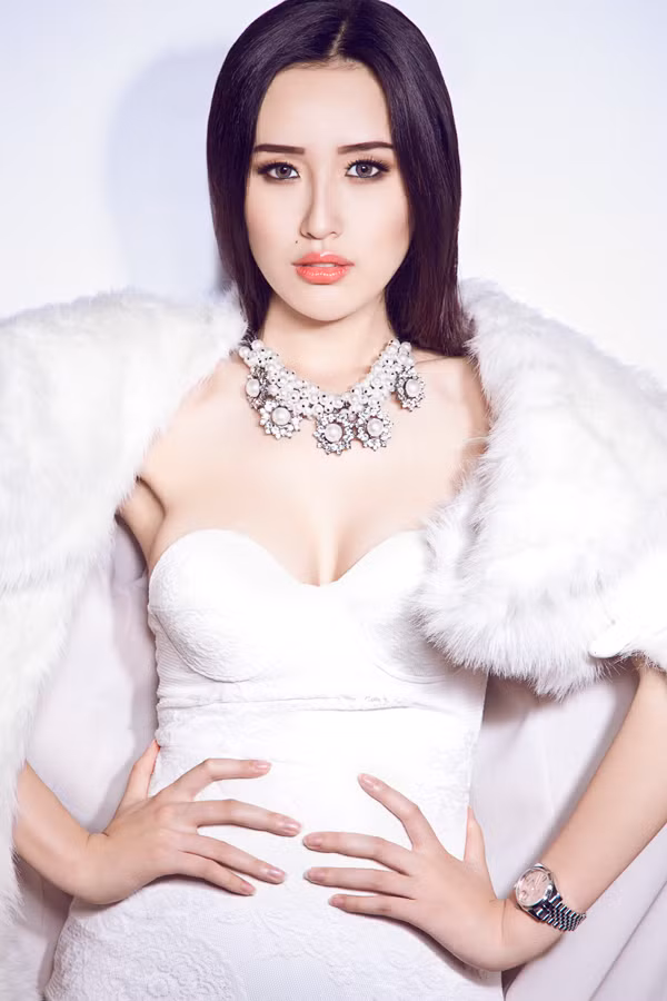 Những hình ảnh mới nhất của hoa hậu mang một nét mới lạ khác hẳn vẻ đẹp dịu dàng trước đây.