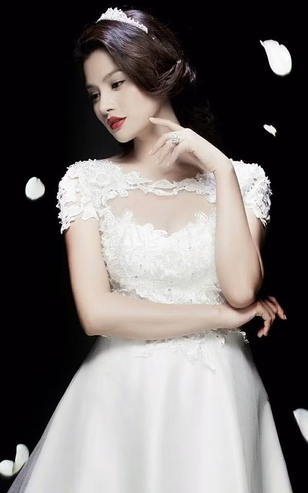 Lựa chọn dời showbiz của cô gái gốc Nam Định có vẻ sáng suốt để duy trì cuộc sống hôn nhân. (Ảnh: Lê Thiện Viễn)