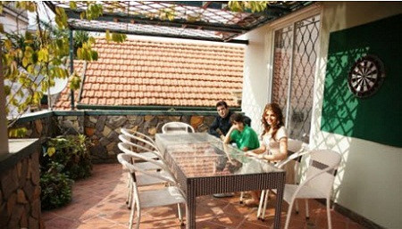 Căn nhà được ước có giá tới 1 triệu đô tọa lạc tại khu đất đắt giá nhất Hà Nội với nội thất chủ yếu bằng chất liệu gỗ sang trọng. Sảnh ngoài của căn biệt thự được trồng nhiều cây xanh - nơi các thành viên có thể vừa phơi nắng, uống cà phê và trò chuyện mỗi sáng.