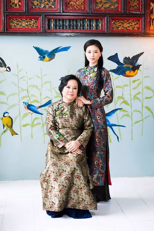 Khi chỉ nhìn thoáng qua, người đối diện sẽ nghĩ rằng hai mẹ con không quá giống nhau, nhưng thực chất "nữ chính phim Lửa Phật" được thừa hưởng đôi mắt và sống mũi đẹp của mẹ.