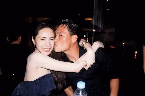 Cũng từ đây, mối tình của chàng cầu thủ và nữ ca sĩ gặp nhiều thị phi khi họ liên tục xuất hiện cùng nhau với nhiều cử chỉ tình cảm khiến dư luận nóng mắt. Thủy Tiên nhiều lần phải nuốt nước mắt vào trong vì những dị nghị ác ý.