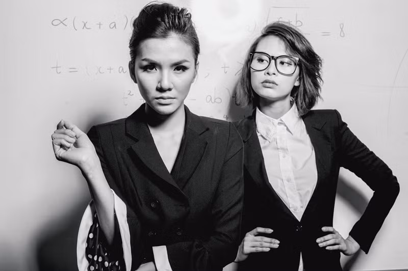 Đinh Hà Thu và Kim Thoa vào vai giáo viên với hai hình ảnh đối lập nhau, một dịu dàng xinh đẹp; một cá tính, nghiêm khắc.