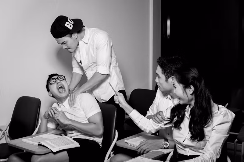 Trong hóa thân mới này, Trần Trung diễn khá đạt hình ảnh cậu học trò lém lỉnh, thường xuyên trêu chọc các bạn trong lớp.