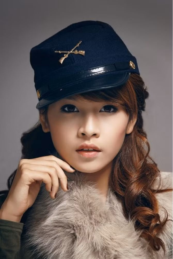 Chi Pu là gương mặt Top 20 Miss Teen 2009 và nhanh chóng được yêu thích trong vai trò người mẫu teen. Hình ảnh Chi Pu thường xuyên xuất hiện trong các quảng cáo, phim ảnh, tạp chí... và được cả nước biết đến trong khi nhiều hotgirl cố tạo tai tiếng để nổi tiếng.