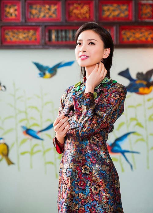 Diện chiếc áo dài truyền thống và rất Việt Nam, Ngô Thanh Vân thật đẹp dịu dàng và nền nã.