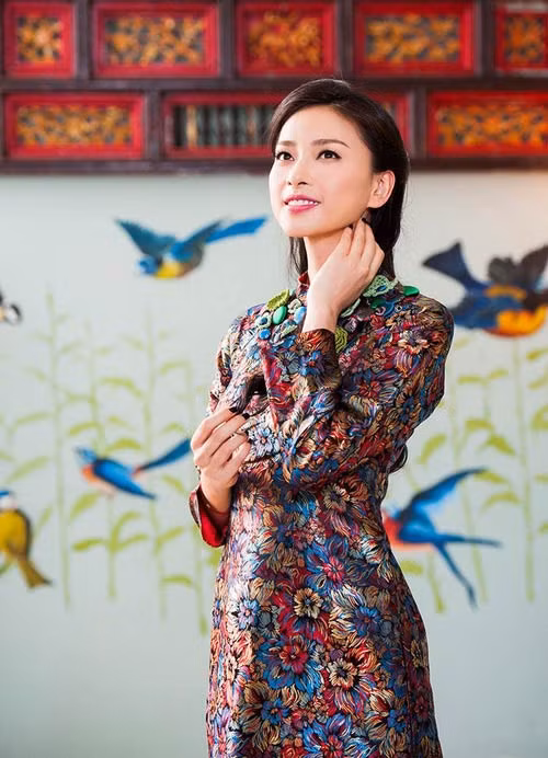 Diện chiếc áo dài truyền thống và rất Việt Nam, Ngô Thanh Vân thật đẹp dịu dàng và nền nã.