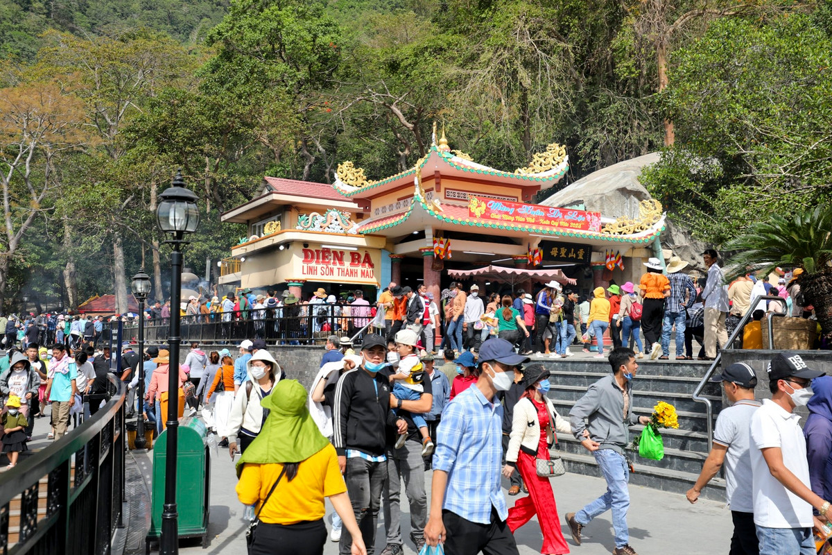 Vuot tram km vieng chua Ba Den, nhieu nguoi khong chen duoc vao dien