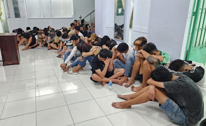 Bat 46 thanh thieu nien mang hung khi di danh nhau