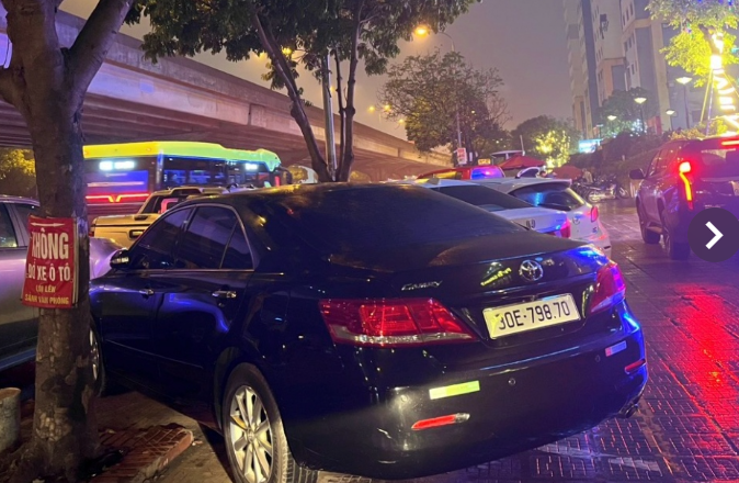 Theo người dân người dân quanh khu vực này, tình trạng ô tô dừng đỗ xuyên ngày đêm, biến lòng đường vỉa hè thành bãi gửi xe trái phép đã tồn tại khá lâu, gây ra mất an toàn giao thông, mỹ quan đô thị và tiềm ẩn nguy cơ tai nạn rất lớn./.