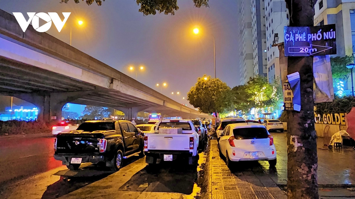 Ông Tô Anh Dũng (phường Đại Kim, quận Hoàng Mai, Hà Nội) cho biết: "Khi có khách đến làm việc tại khu vực này, đều có người lạ mặt đón và hướng dẫn từ xa để các phương tiện dừng đỗ chiếm dụng hết vỉa hè, thậm chí phần lớn lòng đường Nghiêm Xuân Yêm để thu tiền theo các khung giờ khác nhau".