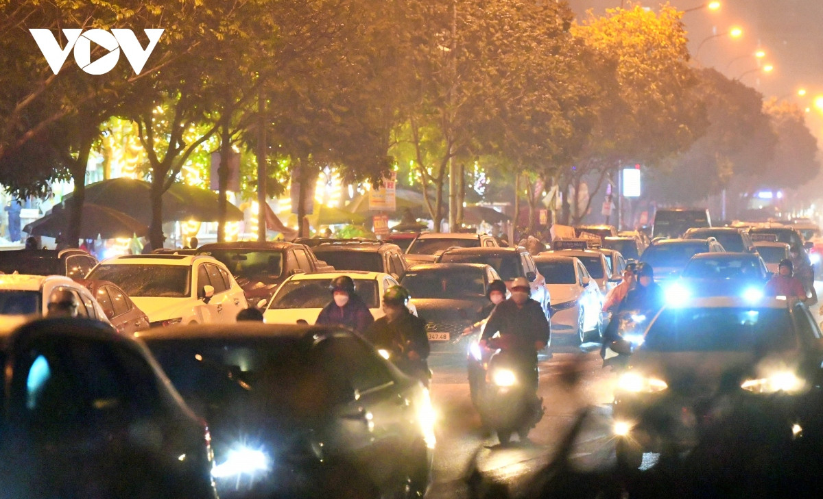 Tại thời điểm 22h, trên vỉa hè ô tô bịt kín hết lối đi bộ. Không dừng ở đó, các chủ bãi xe không phép này còn cho ô tô đậu đỗ hàng 2, hàng 3 dưới lòng đường...