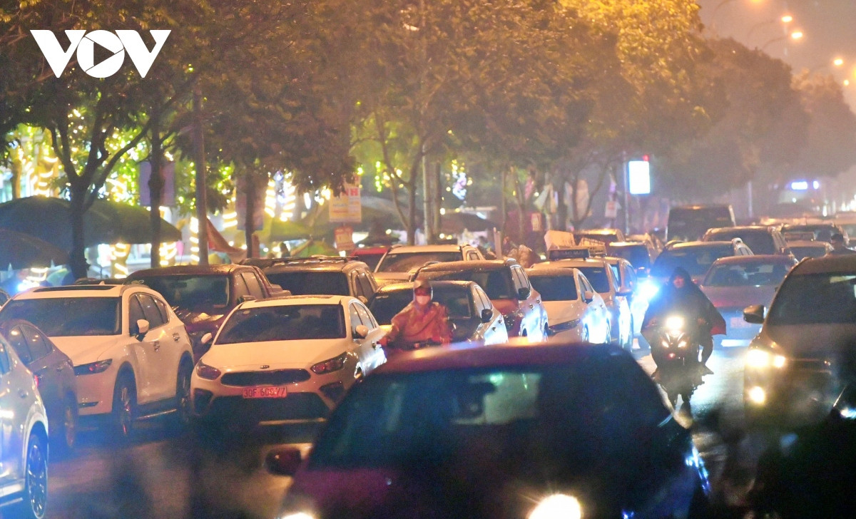 Vào giờ cao điểm, phần lớn lòng đường bị chiếm dụng thành bãi giữ xe trái phép, ảnh hưởng nghiêm trọng giao thông.