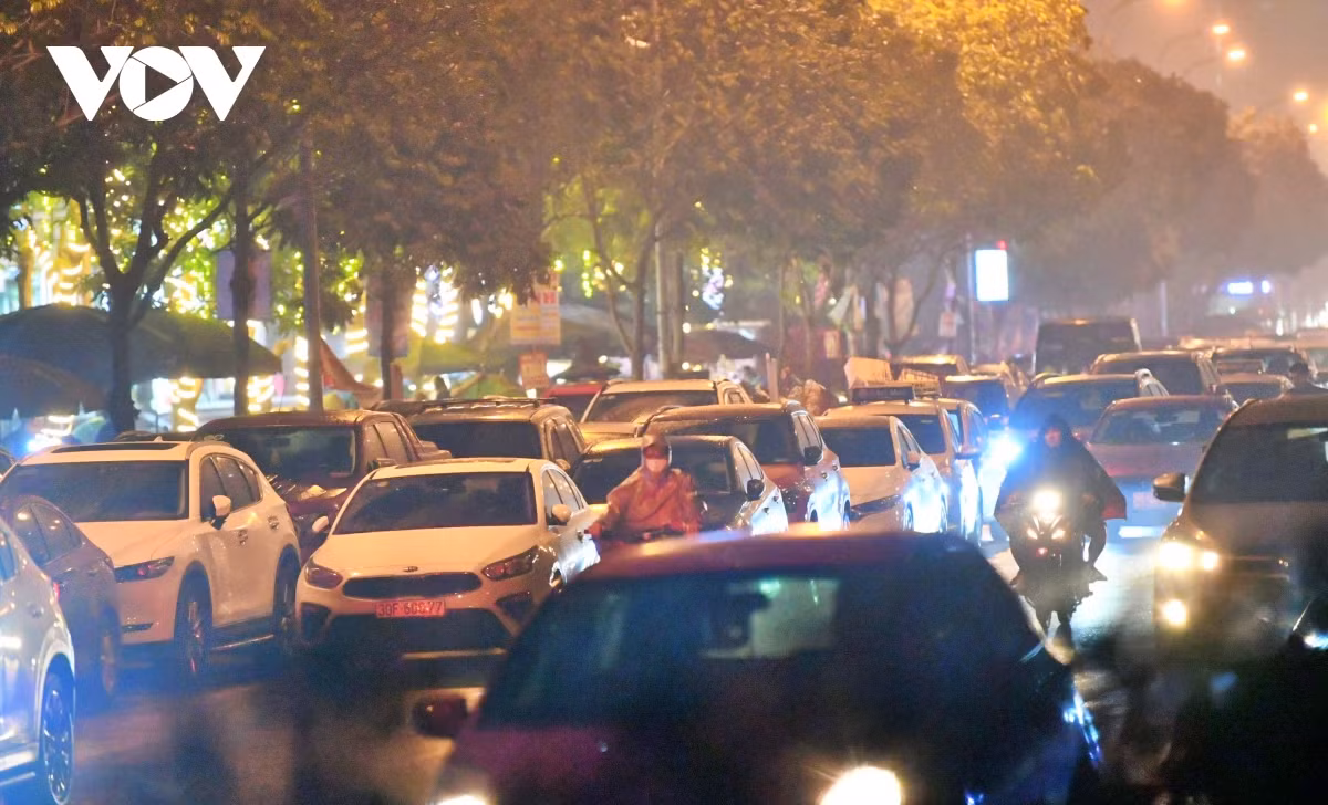 Vào giờ cao điểm, phần lớn lòng đường bị chiếm dụng thành bãi giữ xe trái phép, ảnh hưởng nghiêm trọng giao thông.