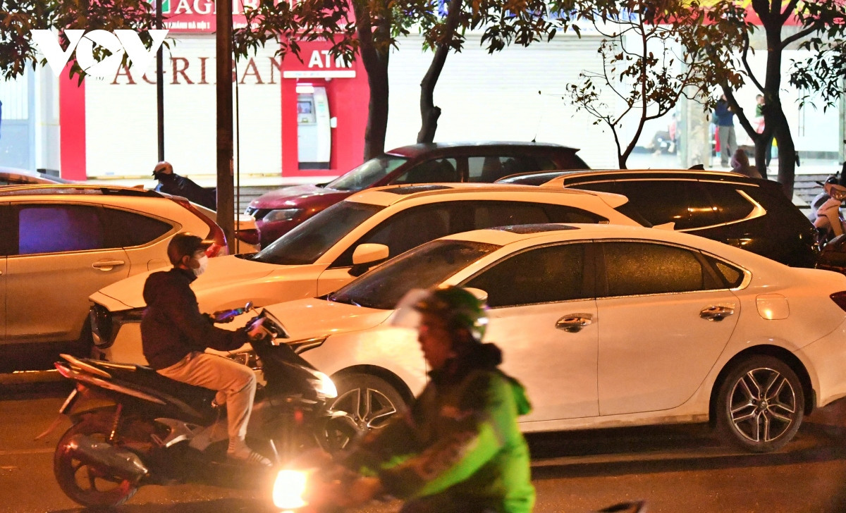 Bà Minh Anh (chung cư Kim Văn Kim Lũ) cho biết: "Từ lâu lòng đường Nghiêm Xuân Yên bị một nhóm người lạ mặt bất chấp quy định và nguy hiểm cho các phương tiện ô tô dừng đỗ, thu tiền. Đông nhất vào khung giờ chiều tối và đêm, thậm chí các phương tiện được đậu đỗ dưới lòng đường xuyên đêm. Đặc biệt có những trường hợp 9h đến 10h sáng vẫn không lấy xe đi, đậu đỗ giữa đường khiến giao thông bị ảnh hưởng nghiêm trọng".
