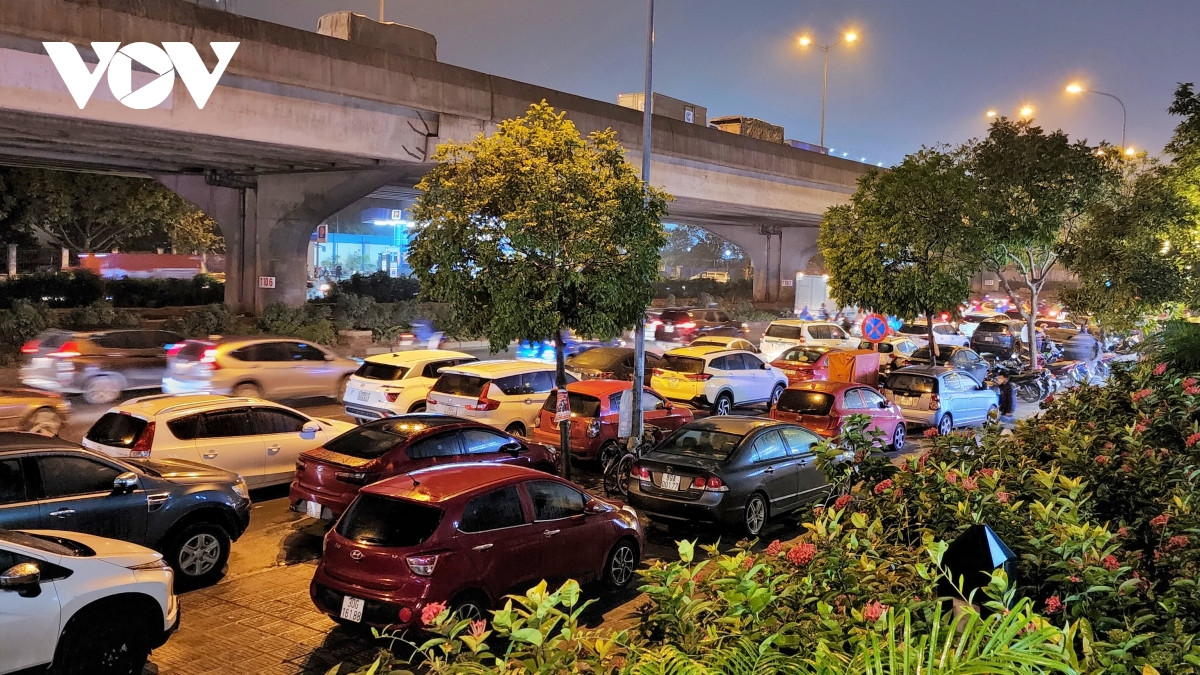 Theo ghi nhận của phóng viên VOV.VN, dọc theo chung cư Golden Heart đến khu khu chung cư Kim Văn Kim Lũ, bất kể ngày hay đêm, có một số đối tượng đã tổ chức bãi trông giữ xe, lấn chiếm hết lối đi bộ trên vỉa hè, lòng đường để thu lợi.