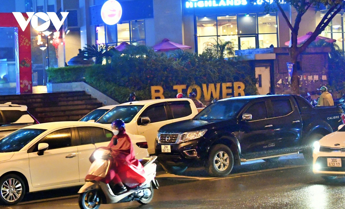 Trước tòa nhà B Tower, ô tô dừng đỗ hàng 2, hàng 3 chiếm dụng hết vỉa hè của người đi bộ...