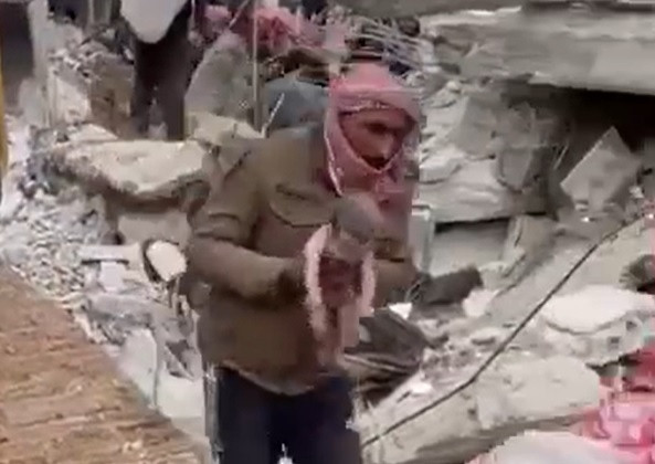 Be gai song sot duoi dong do nat o Syria, day ron con dinh me-Hinh-2