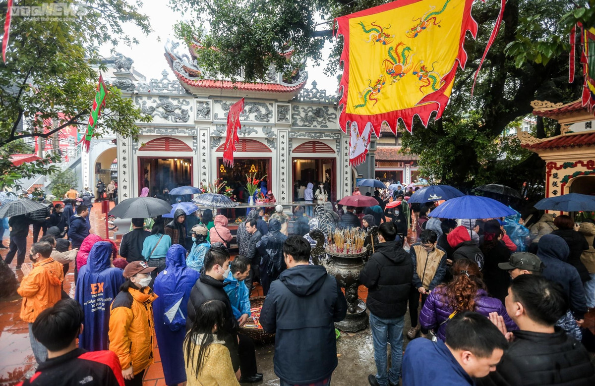 Ha Noi: Dong nguoi doi mua di le phu Tay Ho ngay Ram thang Gieng-Hinh-5