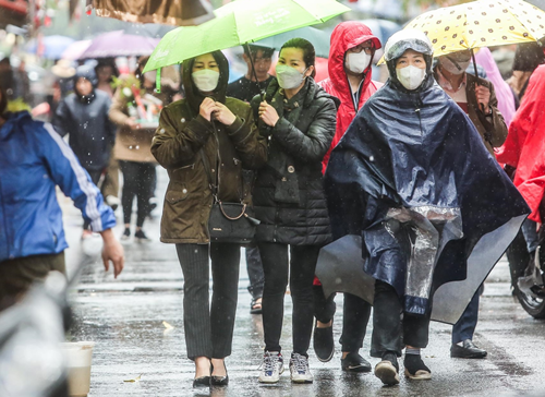 Ha Noi: Dong nguoi doi mua di le phu Tay Ho ngay Ram thang Gieng