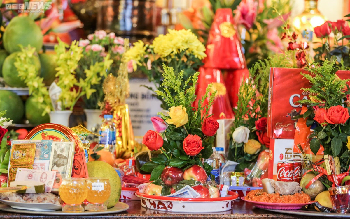 Ha Noi: Dong nguoi doi mua di le phu Tay Ho ngay Ram thang Gieng-Hinh-9