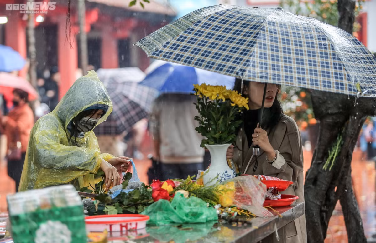 Ha Noi: Dong nguoi doi mua di le phu Tay Ho ngay Ram thang Gieng-Hinh-10