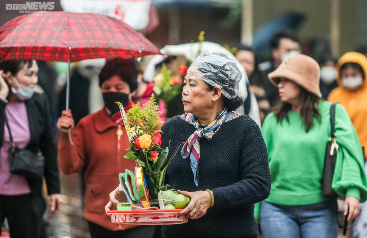 Ha Noi: Dong nguoi doi mua di le phu Tay Ho ngay Ram thang Gieng-Hinh-4