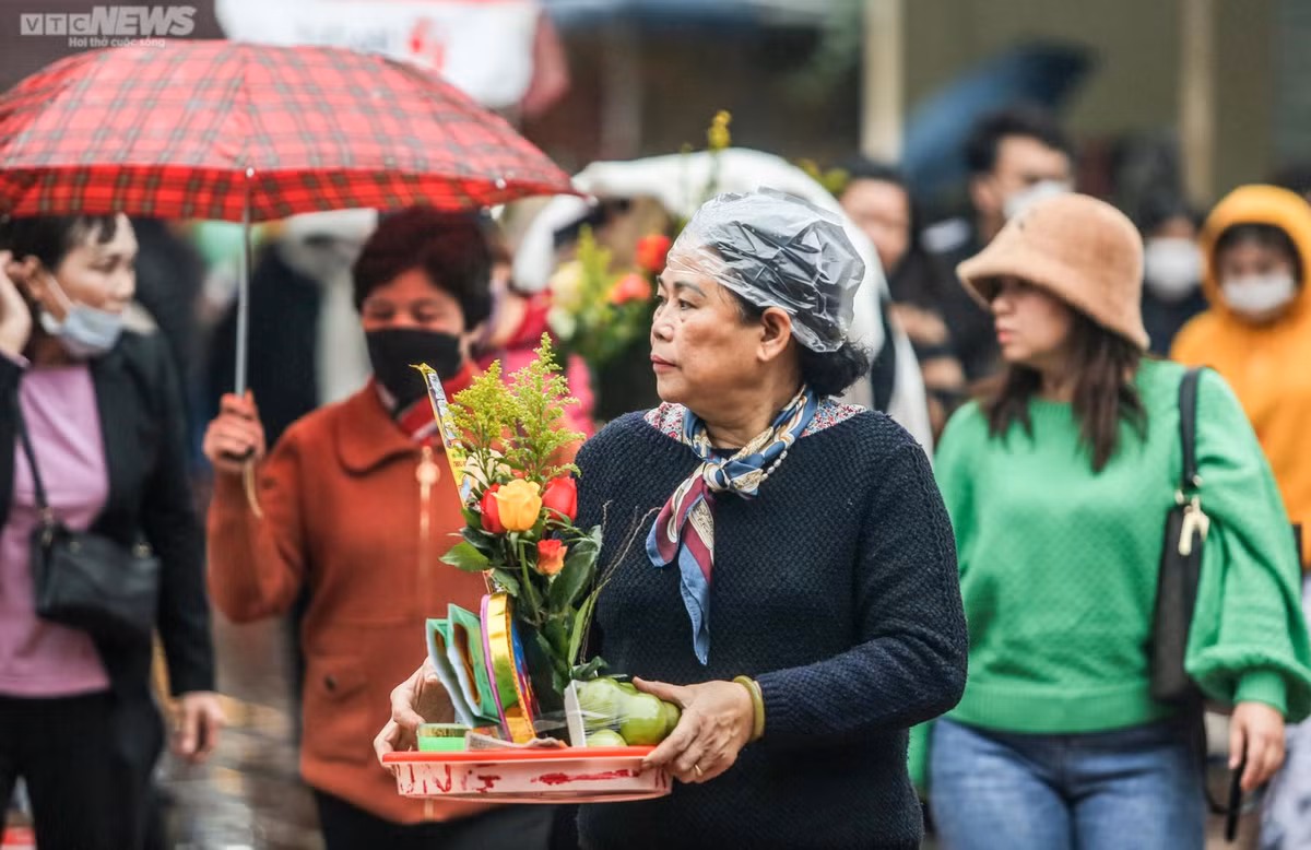 Ha Noi: Dong nguoi doi mua di le phu Tay Ho ngay Ram thang Gieng-Hinh-4
