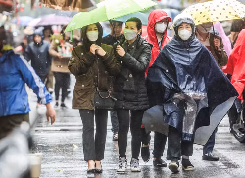 Ha Noi: Dong nguoi doi mua di le phu Tay Ho ngay Ram thang Gieng