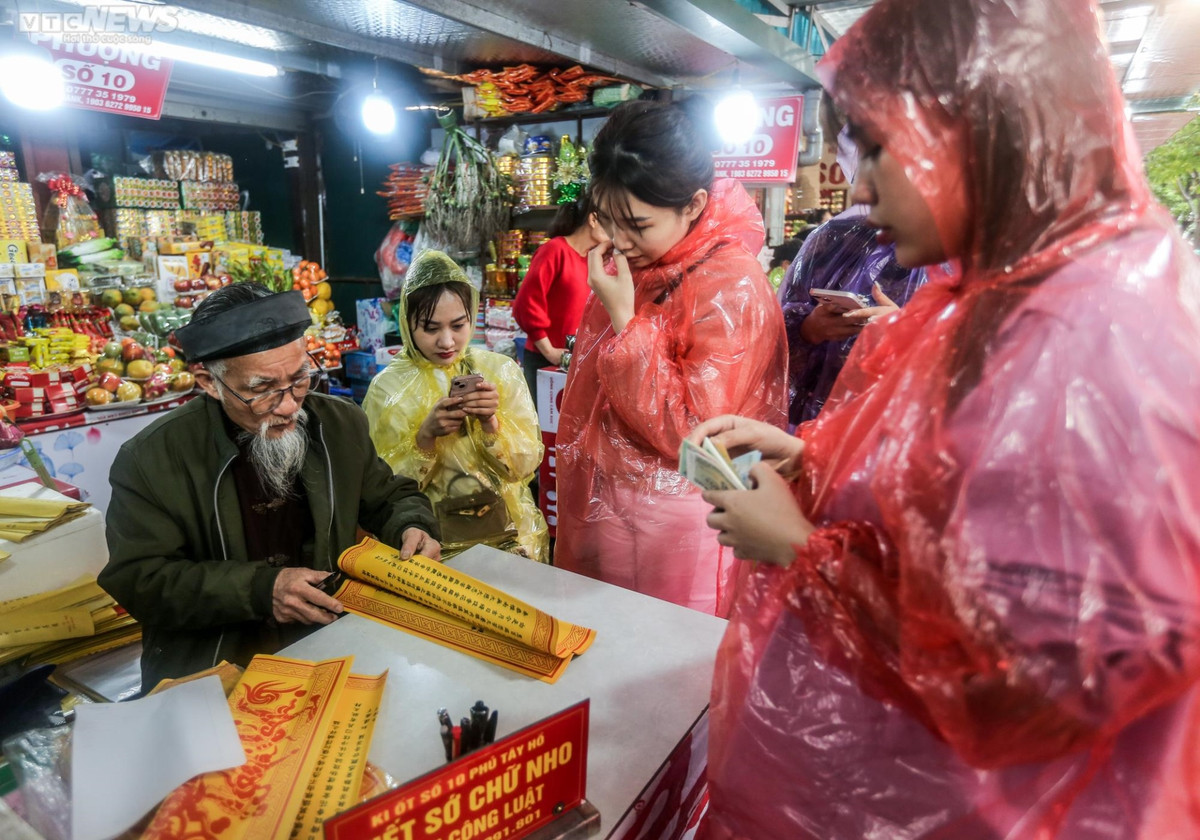 Ha Noi: Dong nguoi doi mua di le phu Tay Ho ngay Ram thang Gieng-Hinh-2
