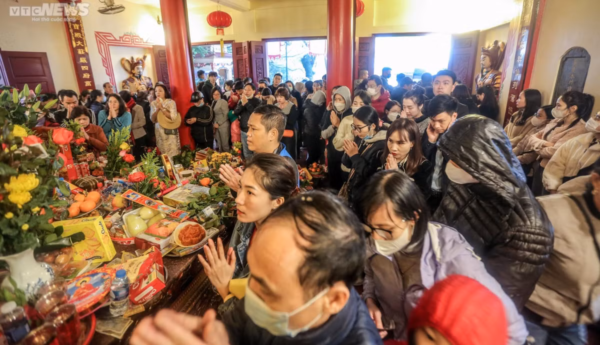 Ha Noi: Dong nguoi doi mua di le phu Tay Ho ngay Ram thang Gieng-Hinh-8