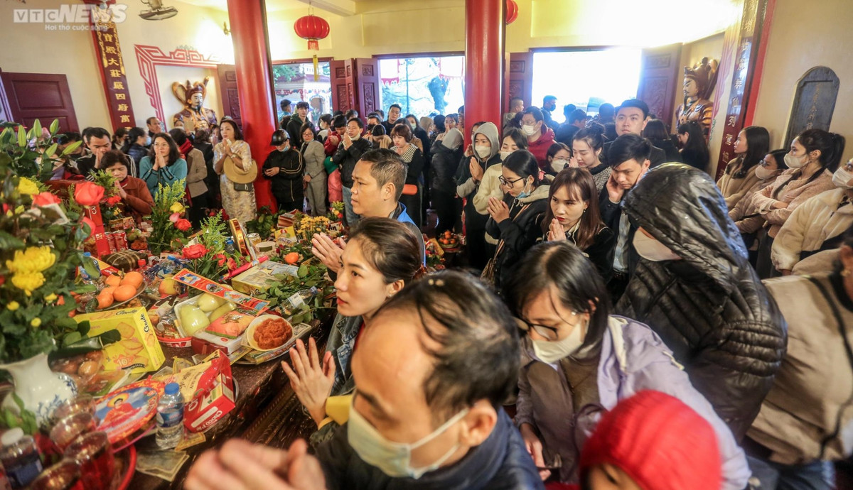 Ha Noi: Dong nguoi doi mua di le phu Tay Ho ngay Ram thang Gieng-Hinh-8