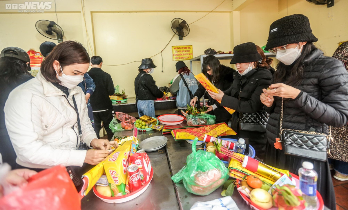 Ha Noi: Dong nguoi doi mua di le phu Tay Ho ngay Ram thang Gieng-Hinh-3