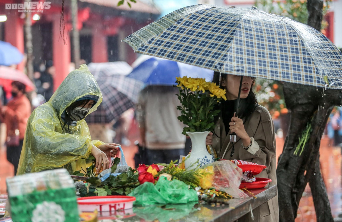Ha Noi: Dong nguoi doi mua di le phu Tay Ho ngay Ram thang Gieng-Hinh-10