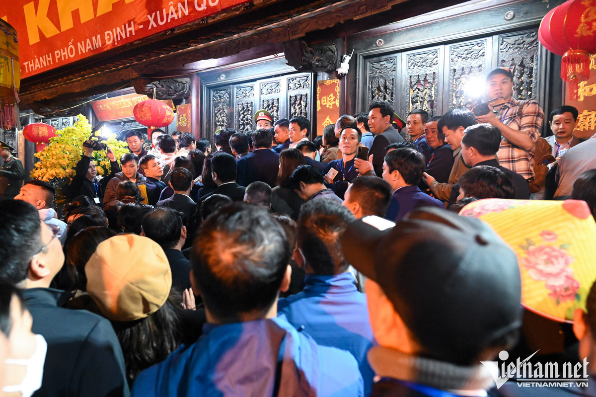 Canh phong toa tu xa trong dem khai an den Tran-Hinh-7