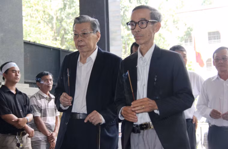 Đạo diễn điện ảnh Lê Dân (bên trái) cùng một người bạn đến viếng tang cố soạn giả Kiên Giang.