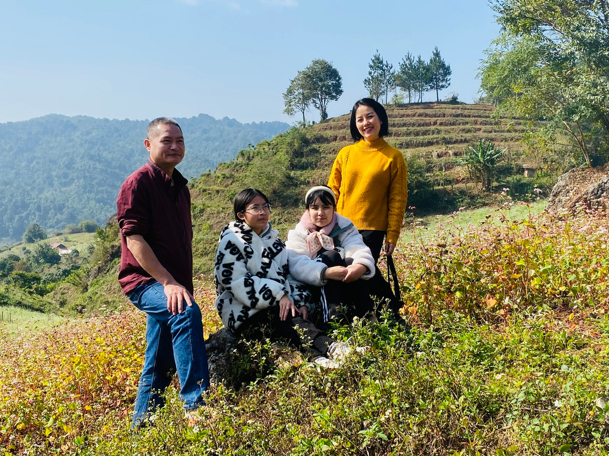 Gia đình anh Đào Ngọc Tước (Hà Nội) check-in tại thung lũng hoa tam giác mạch, bản Thái Hưng, Mường Sang. Do du lịch Mộc Châu chưa phát triển mạnh nên dù có đông khách thì bạn vẫn hoàn toàn tìm được những điểm du lịch đẹp tuyệt vời và không hề chen chúc.