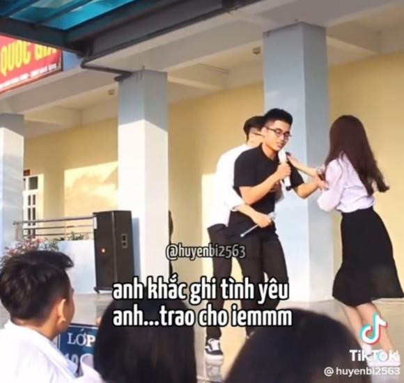 Man bieu dien thoi cap 3 cua MONO khien khan gia thich thu-Hinh-3