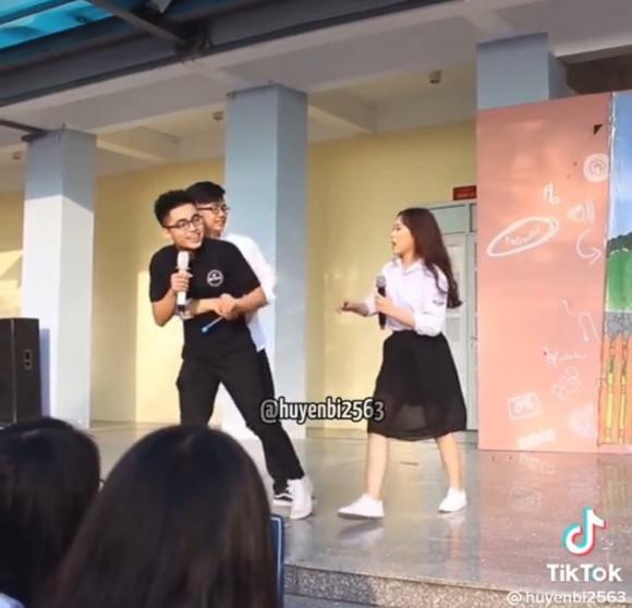 Man bieu dien thoi cap 3 cua MONO khien khan gia thich thu-Hinh-2