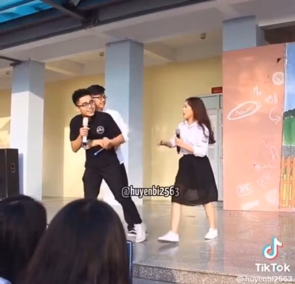 Man bieu dien thoi cap 3 cua MONO khien khan gia thich thu-Hinh-2