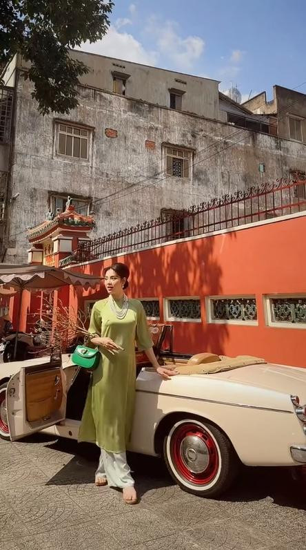 ù đang bầu bí, Phương Trinh Jolie vẫn tranh thủ thực hiện bộ ảnh áo dài cho dịp Tết Nguyên đán Quý Mão.