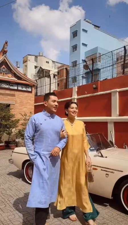 Không chỉ chụp một mình, bộ ảnh của Phương Trinh Jolie còn có sự góp mặt của chồng trẻ Lý Bình và con gái riêng Mia.