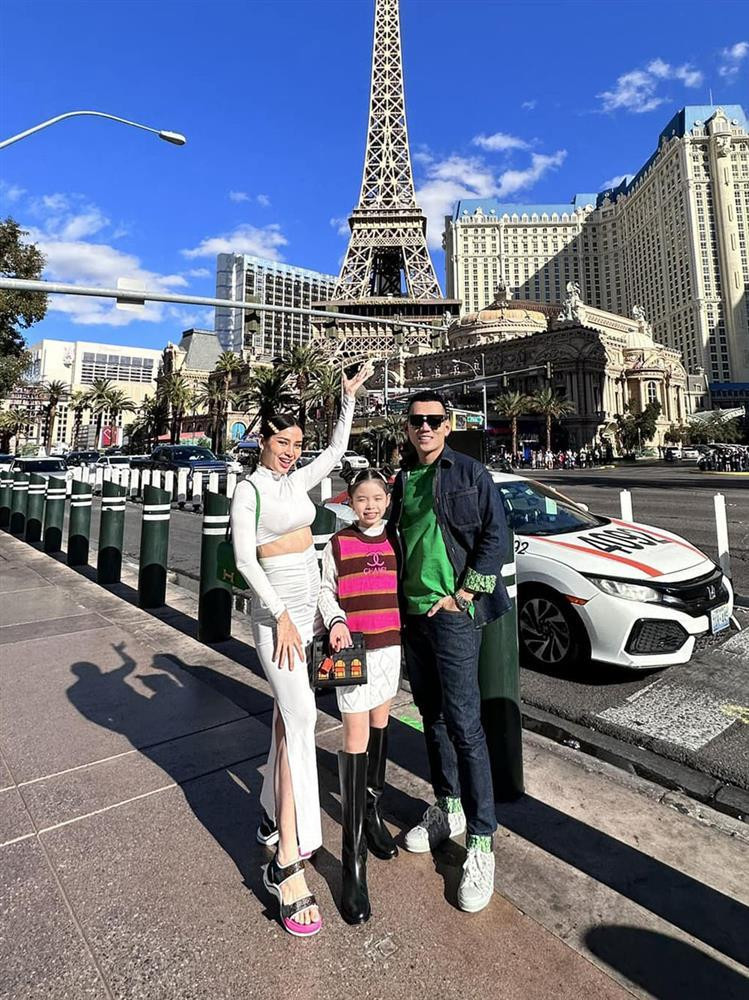 ặc bầu bí, cô nàng vẫn yêu thích những item có nhiều khoảng hở.