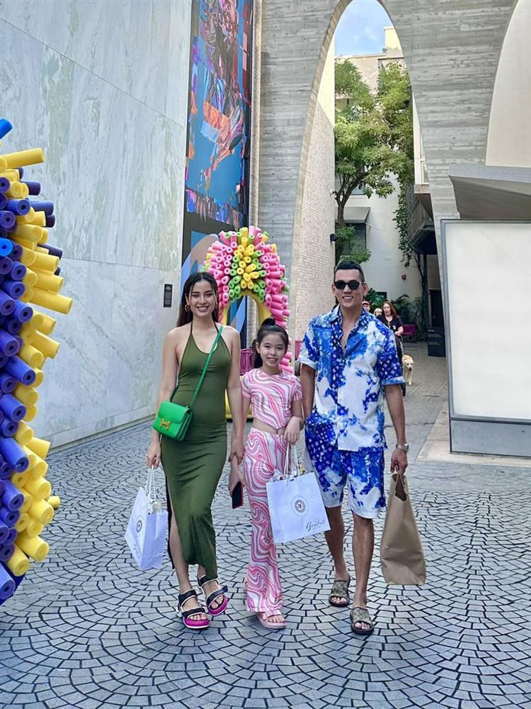 tháng đầu mang thai, Phương Trinh Jolie chỉ tăng khoảng 3kg và vẫn tập yoga đều đặn nên cơ thể vẫn cực kỳ săn chắc.