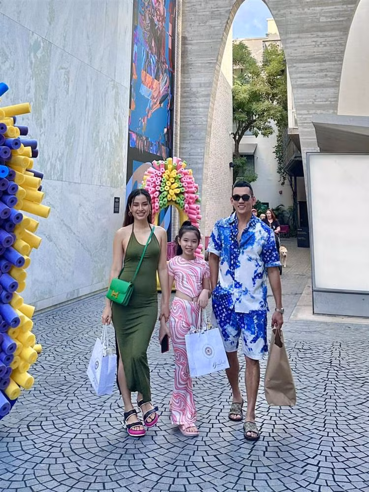 3 tháng đầu mang thai, Phương Trinh Jolie chỉ tăng khoảng 3kg và vẫn tập yoga đều đặn nên cơ thể vẫn cực kỳ săn chắc.