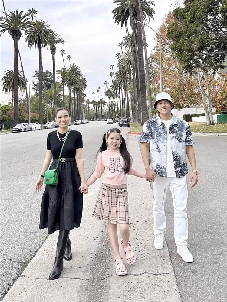 Có lúc nữ ca sĩ giấu bụng tài tình bằng chân váy xòe kết hợp thắt lưng ngang eo, đồng thời dùng túi Hermes Constance xanh lá làm điểm nhấn trên nền trang phục đen.