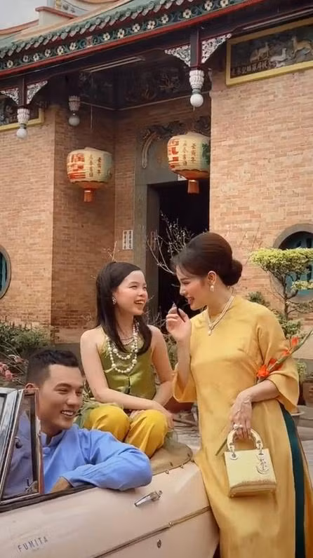 Gia đình nhỏ đầu tư cho bộ ảnh cực chỉn chu từ trang phục, phụ kiện, trang sức hay bối cảnh.