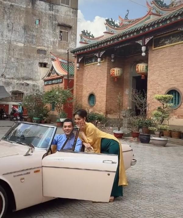 rong đoạn clip hậu trường, lần đầu tiên bụng bầu lớn của Phương Trinh Jolie được hé lộ khi cô cúi người tạo dáng.