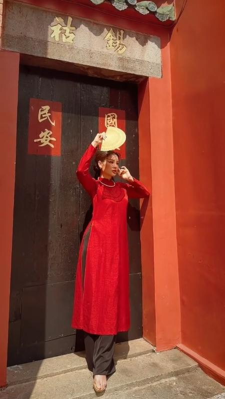 ẹ bầu thay đến 3 bộ áo dài với 3 sắc màu khác nhau chủ yếu là các bộ áo dài phom rộng, cổ tròn, tay lỡ mang màu sắc cổ điển.