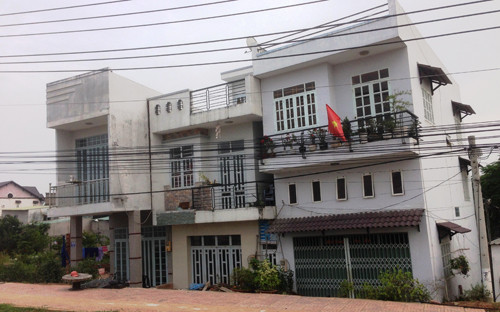 3 căn nhà của các hộ dân trên đường Phạm Văn Đồng bị nghiêng, lún có nguy cơ đổ sụp bất cứ lúc nào.